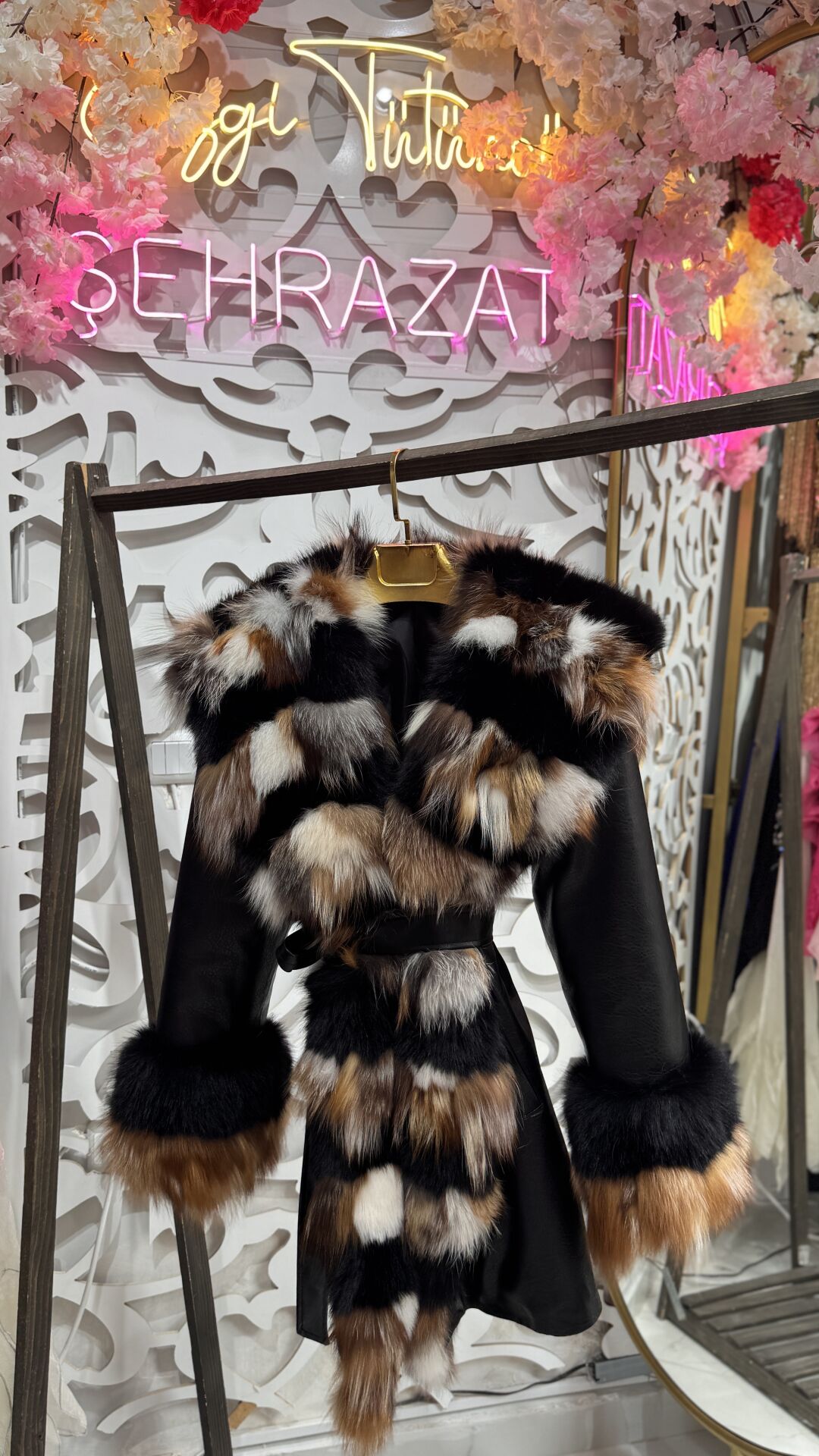 Şehrazat Butik Mahzen Deri Kendinden Kemerli Kürk