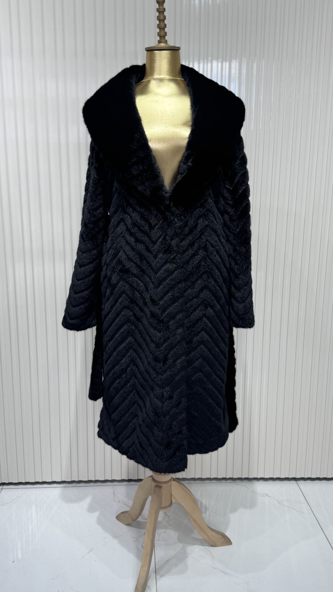 Şehrazat Butik Çizgi Desen Yuvarlak Yaka Tasarım  Kürk