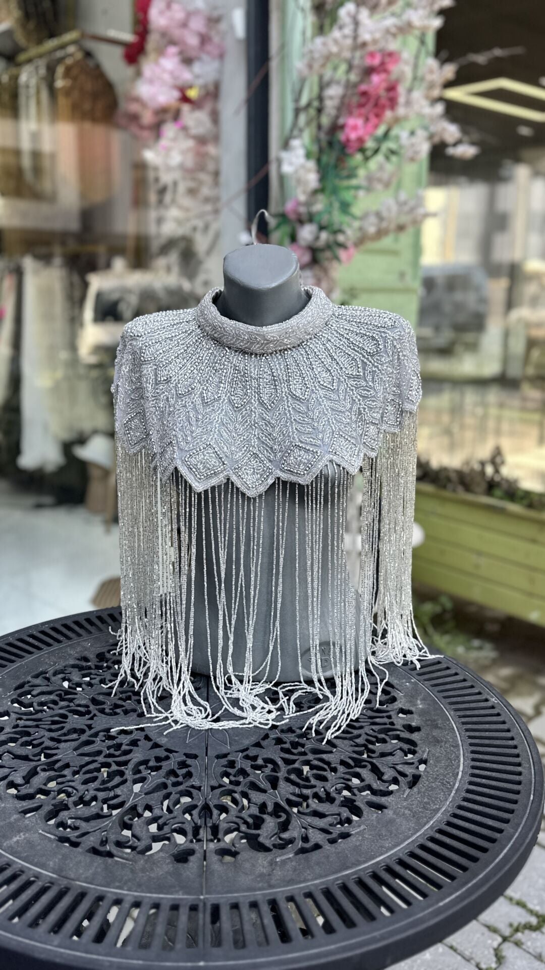 Şehrazat Butik Tasarım Elişi İşleme Açık  Gümüş Pelerin