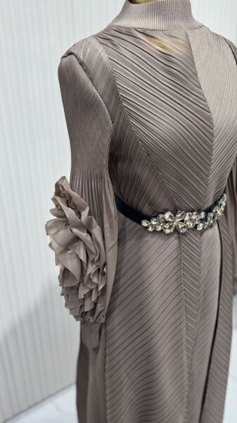 Şehrazat Butik Tasarım Kolu Güllü İthal Elbise (KEMER DAHİL DEĞİLDİR)