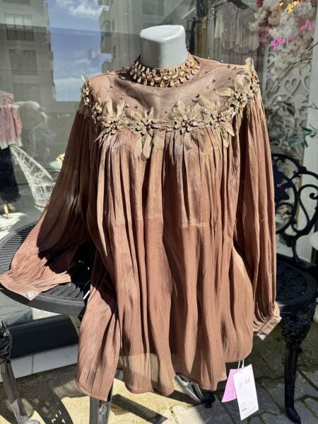 Şehrazat Butik Göğüs Çiçek Detaylı Tasarım Gömlek