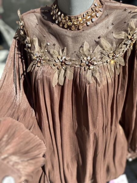 Şehrazat Butik Göğüs Çiçek Detaylı Tasarım Gömlek