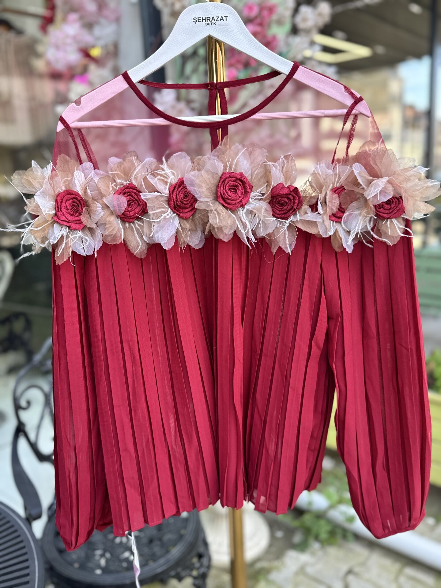 Şehrazat Butik Göğüs Gül Detaylı Tasarım Gömlek