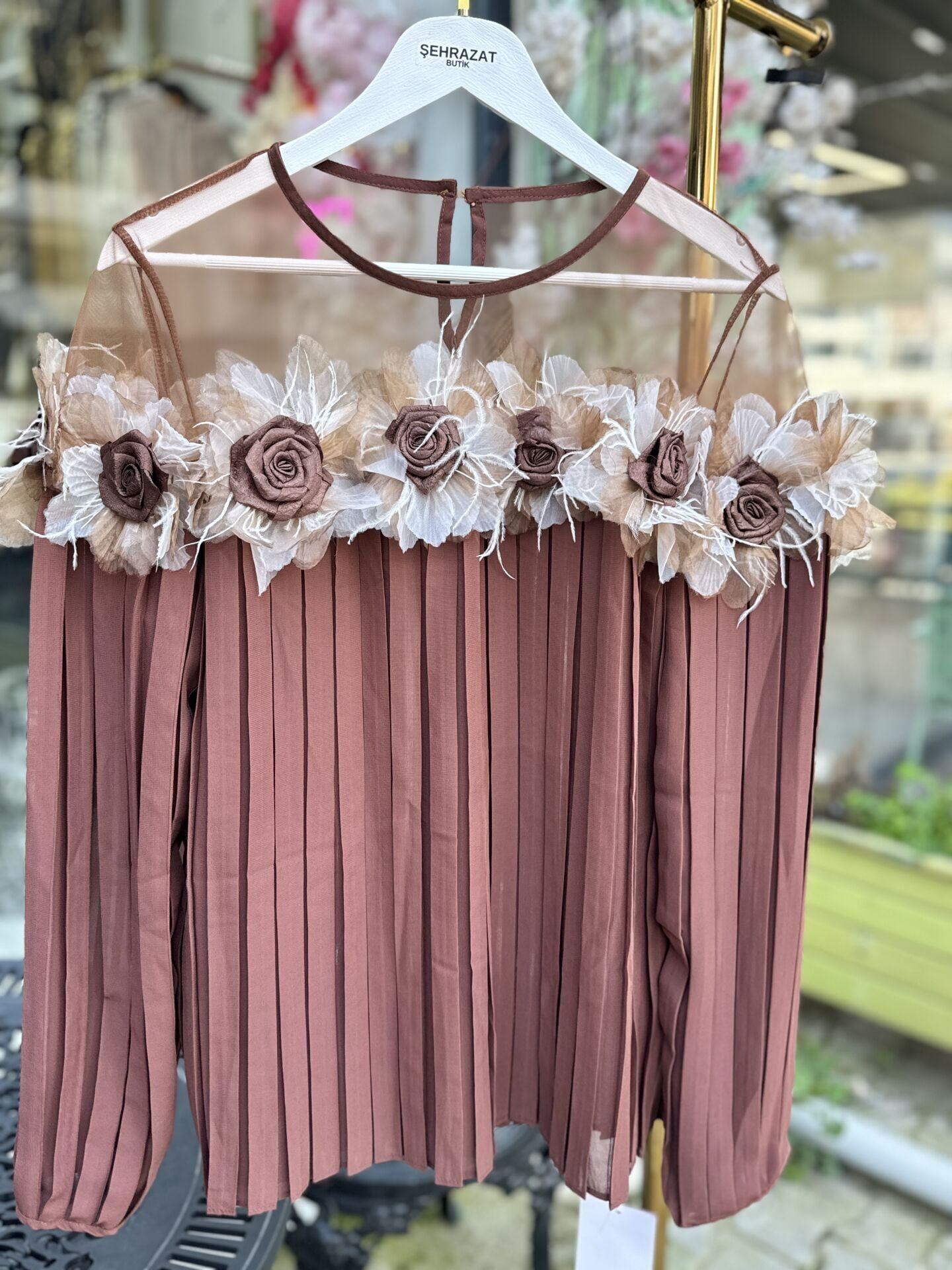 Şehrazat Butik Göğüs Gül Detaylı Tasarım Gömlek